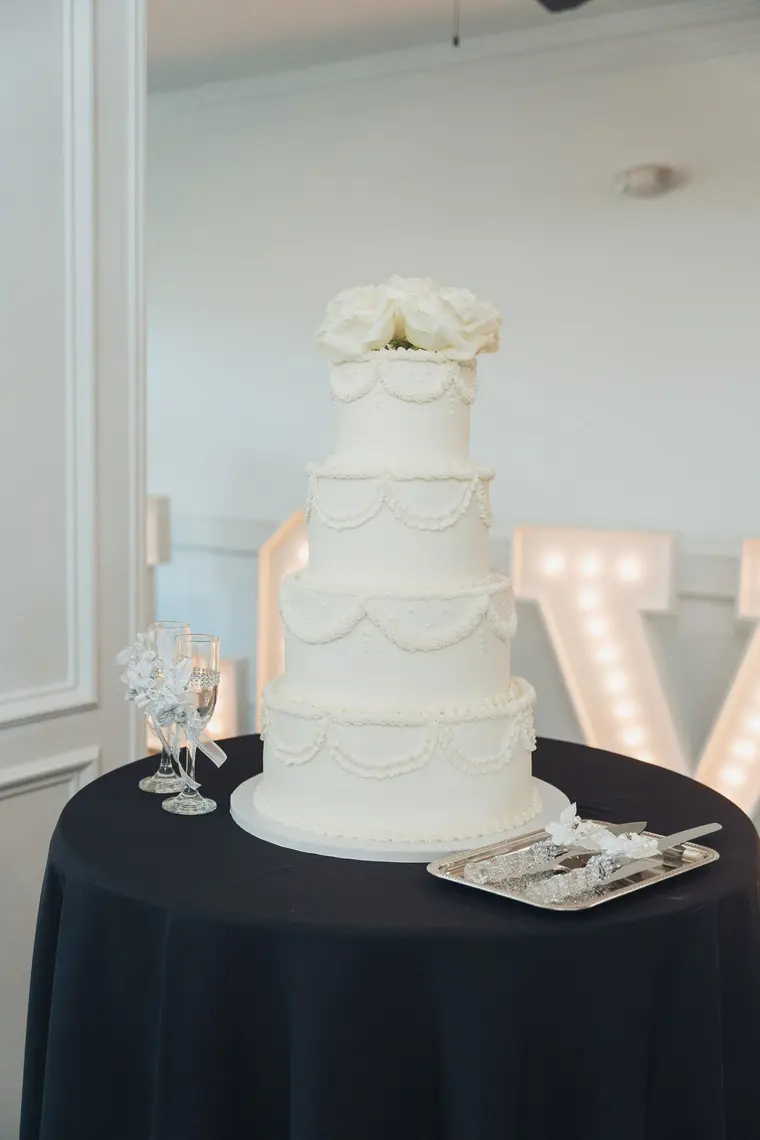 The cake, waiting